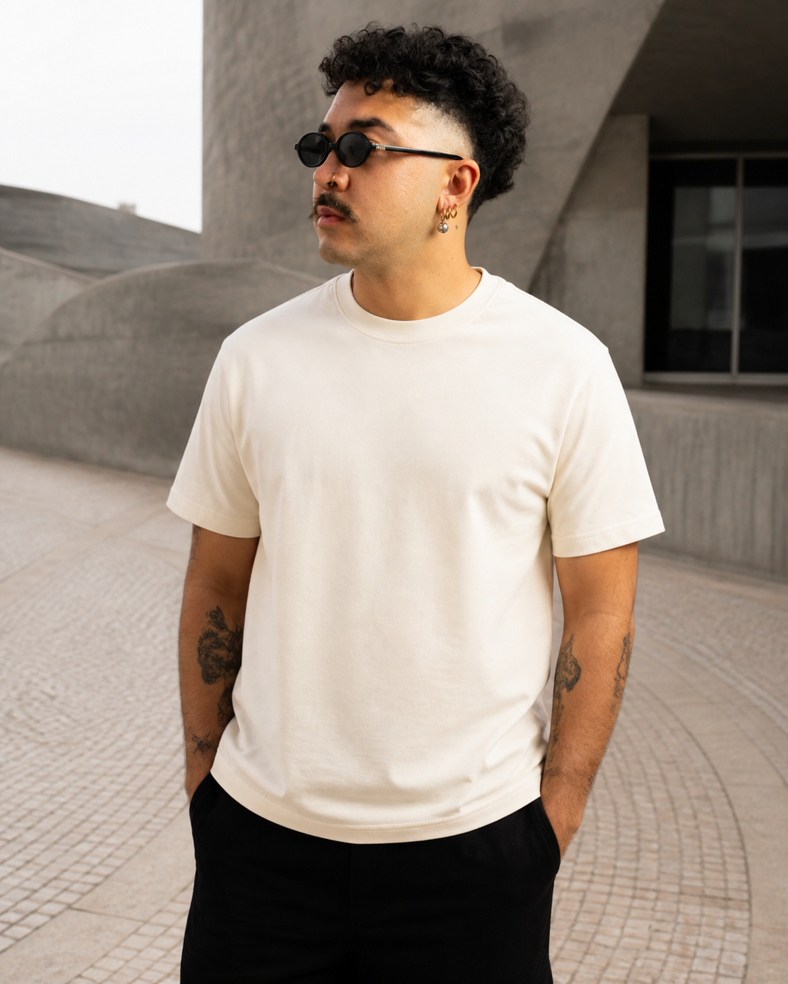 Camiseta Básica Off-white vestida pelo fundador da REIS em Curitiba